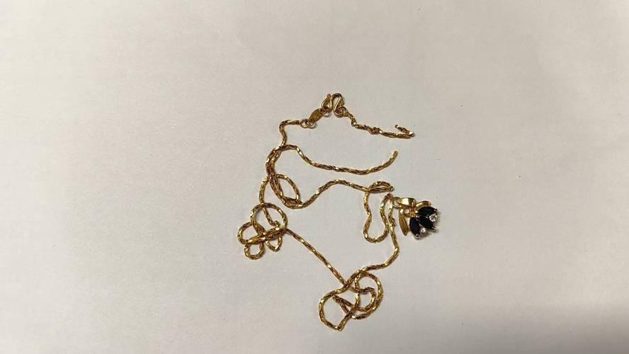 丢了贵重物品，好心邻居捡到后交给了小区保安，这本来是个人性本善的暖心故事。谁能想