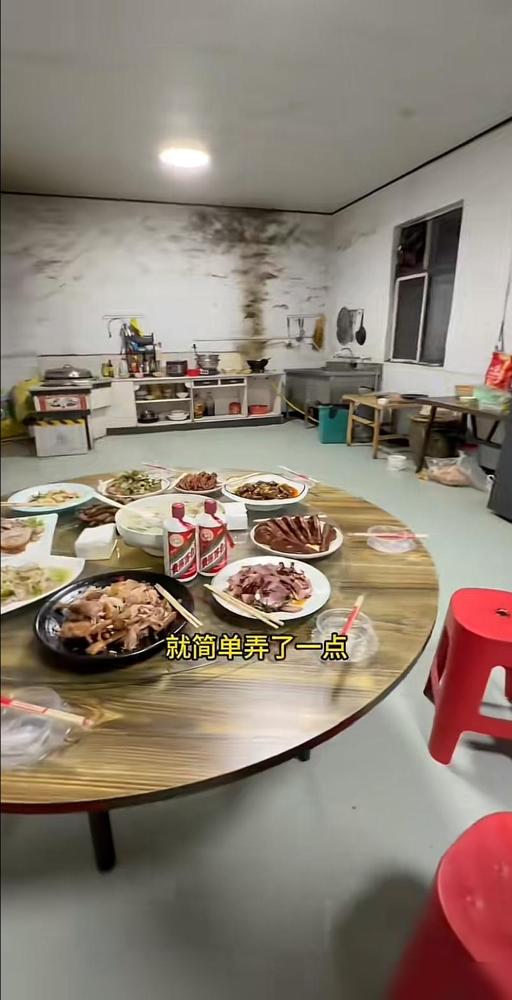300万粉丝的包工头才哥，心疼兄弟，让人泪目。才哥从重庆赶到河南看望展昭，饭桌上