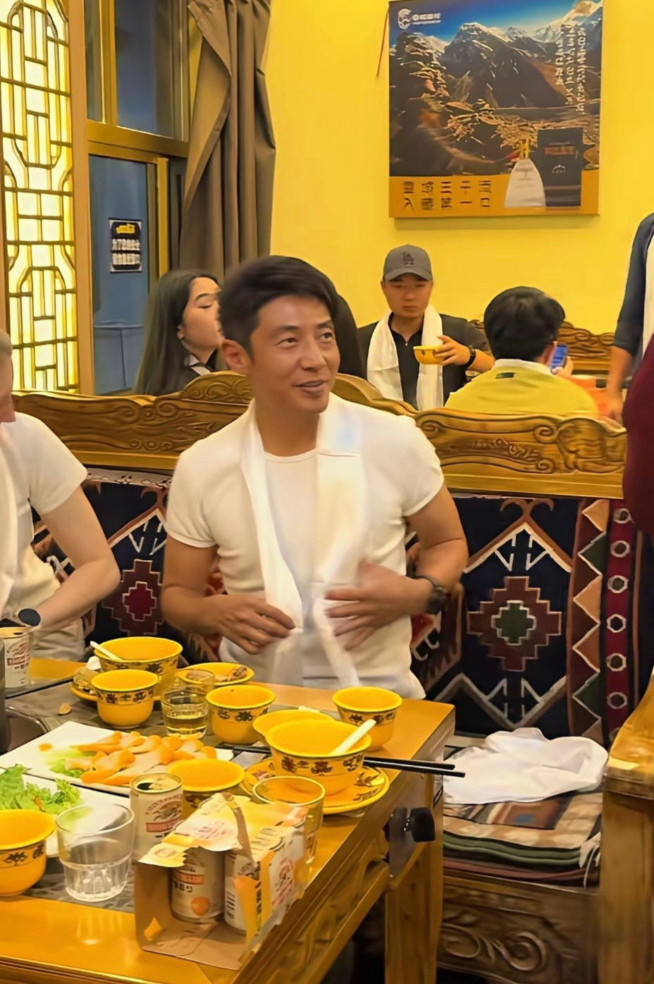 撒贝宁李白夫妇打卡拉萨藏餐，哈达加身，沉浸式体验藏地民俗。