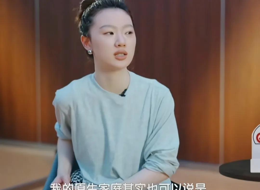 单依纯说我的原生家庭是有些破碎的我以前对待很多人和很多事的看法是比较灰色的，直