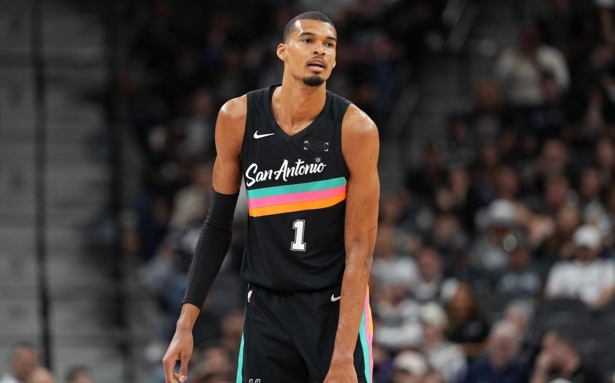 既生亮何生瑜！切特和文班亚马常规赛数据对比！！文班亚马：中锋，22岁，20