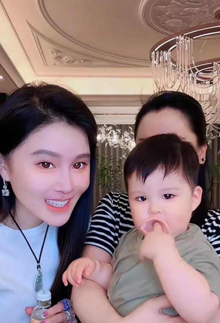 赵本山的女儿球球可太逗了。她说我现在想要二胎又不敢要，就是因为皮皮长得太完美了