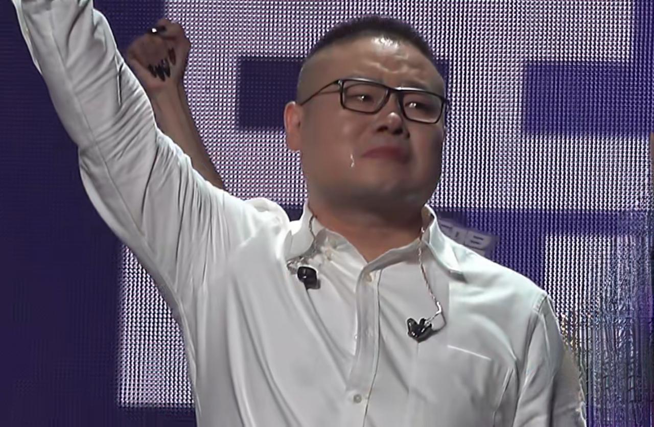 德云社演员岳云鹏成都演唱会现场读留言，面对调侃示意“过过过”。9月20日晚，