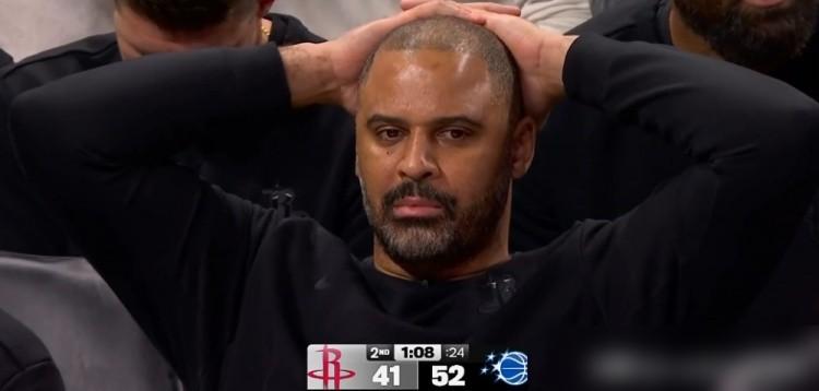 乌度卡又开炮了！这次他直接把火箭全队摁在地上摩擦，点名批评阿门、谢泼德“打得烂”