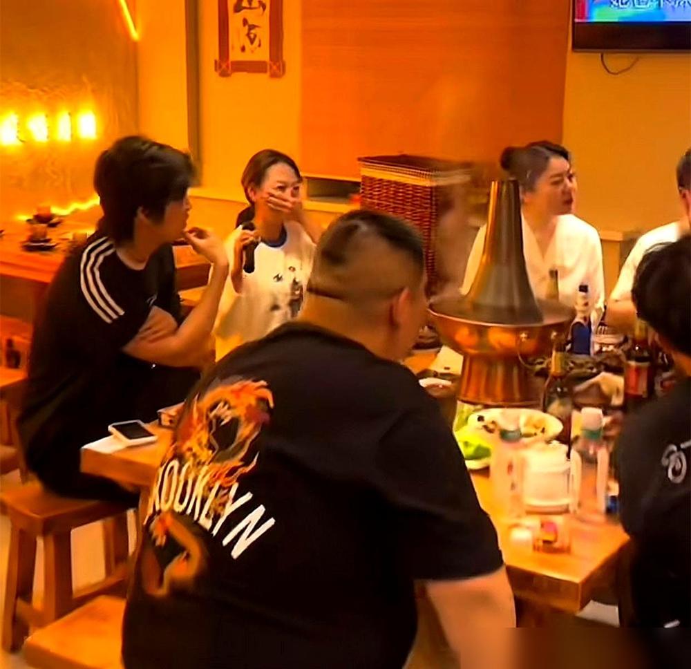 今天刷到八队最新聚餐视频：杨九郎攥着菜单，死死按住张九南的付款手！这是郭德纲