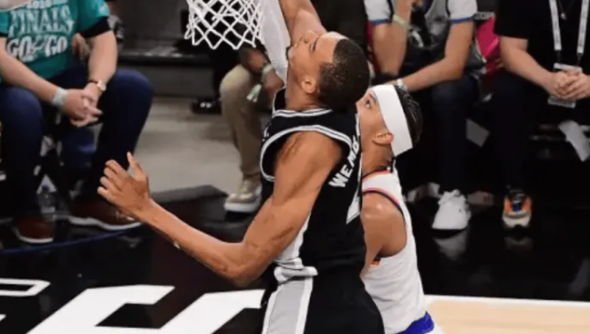 NBA季后赛马刺以（0）95-105（1）不敌尼克斯。马刺主帅米奇-约翰逊接受媒