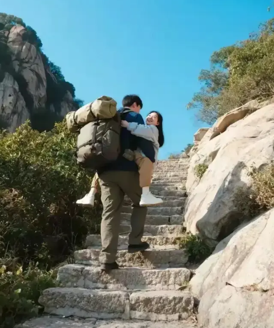 我同事五和男朋友去登泰山，竟然和男朋友闹起了矛盾！原因在于我同事攀登泰山时疲