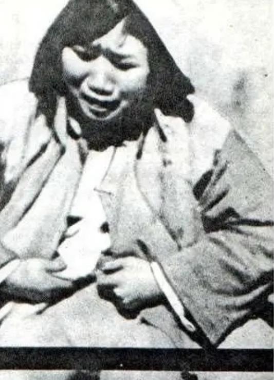 1945年，日军轮奸了黄美英，紧接着在她的下身灌入辣椒水，割去了她的双眼和双乳。