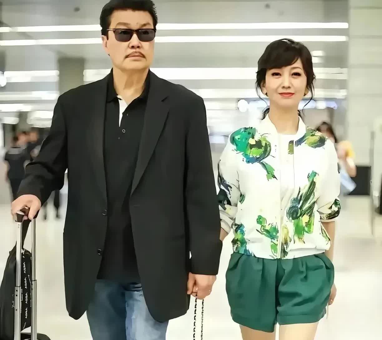 看赵雅芝的老公黄锦燊左手推着行李，右手赵雅芝的小包，还牵着赵雅芝的手，就理解了，
