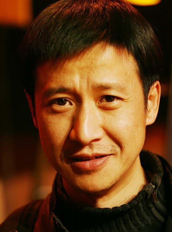 2004年，前妻嫌弃张国强没有本事赚钱，执意要和他离婚，张国强苦苦挽留，最终前妻