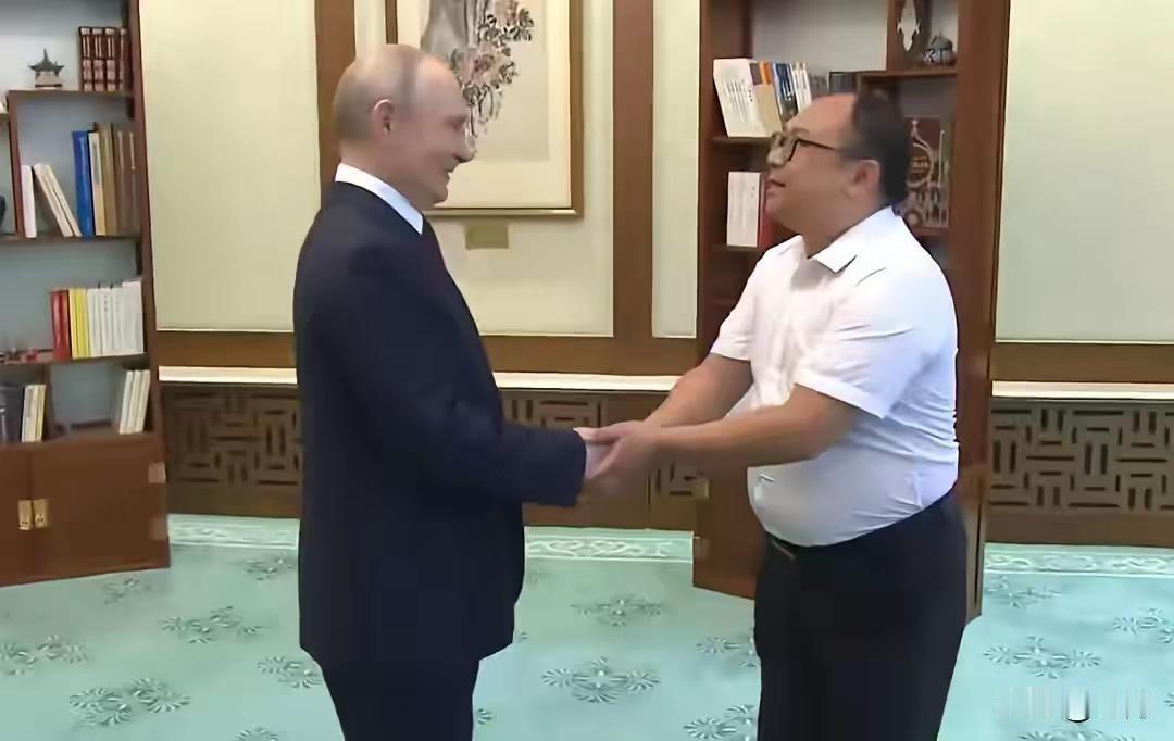 普京在人民大会堂再见26年前抱过的中国男孩​大帝风釆不减当年，小男孩彭湃如今已