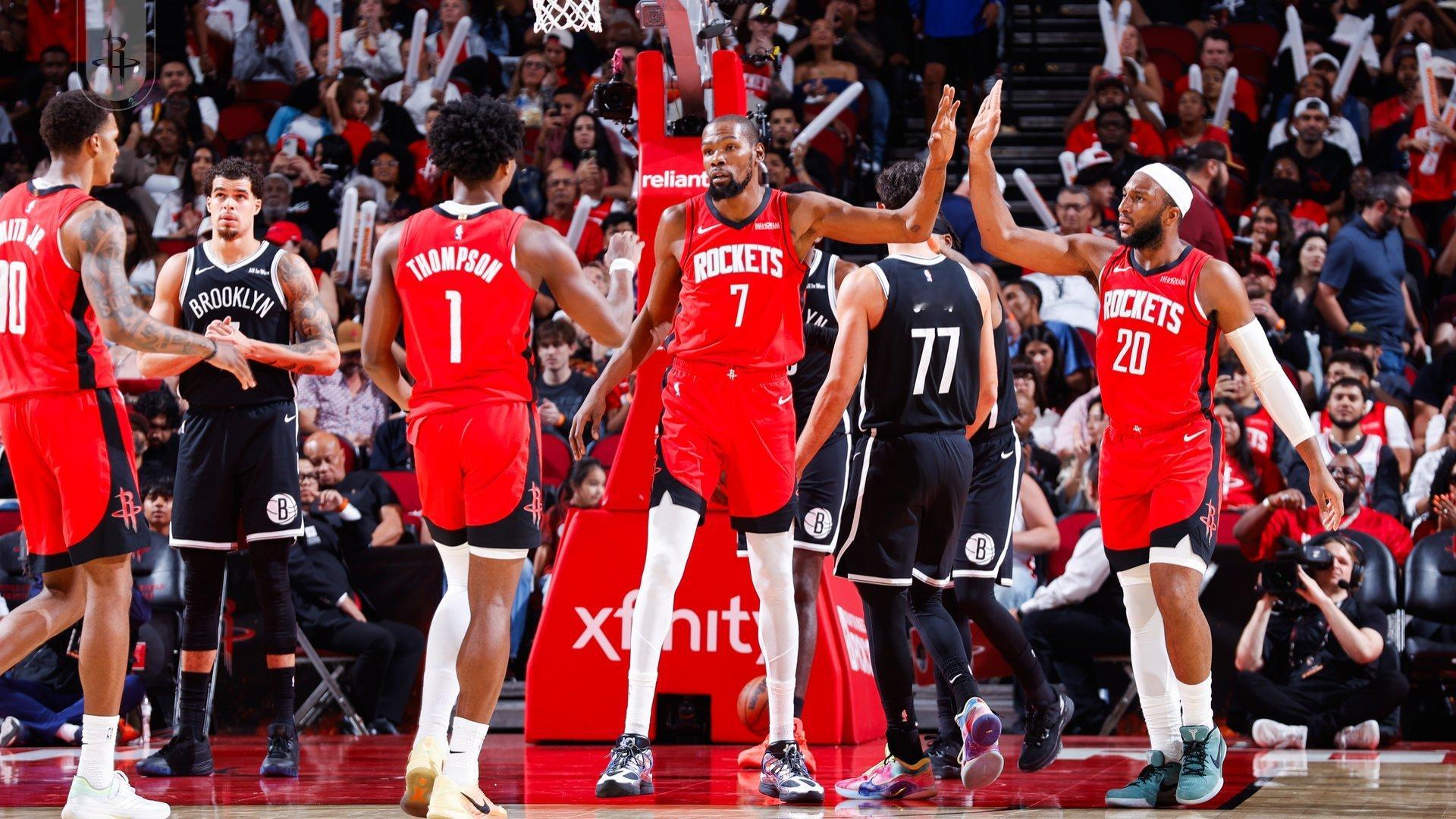 播客主持人问杜兰特为何有时会在关键时刻甘愿让资历尚浅的年轻球员主导比赛。杜兰特表