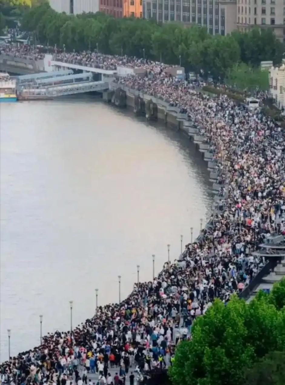 1：去往各大景点的人人山人海，各大主路堵车很严重，买票、排队进出耽误时间游览。