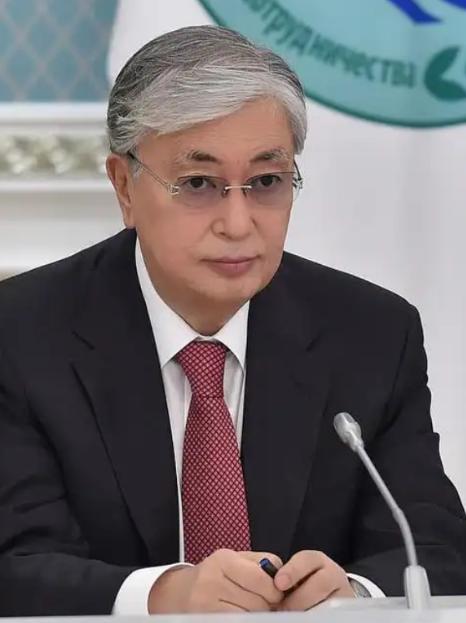 哈萨克斯坦这回算是把“摇摆”玩明白了，前脚刚跟美日签完稀土大单，后脚油轮就在黑海