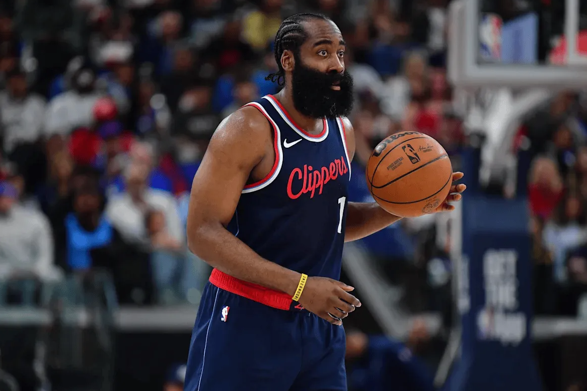 NBA常规赛，快船以129-102战胜太阳。赛后，布拉德利-比尔接受了记者的采