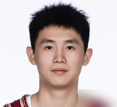 郭士强选人，说白了就六个字：能防、能拼、听话。庞峥麟在NBL杀疯了，但到了国际赛场，连球都出不去。崔