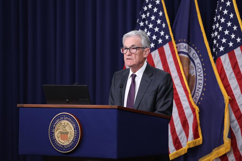 冲突再升级! 美联储主席鲍威尔遭调查, 特朗普祭出“房贷QE”、设信用卡上限