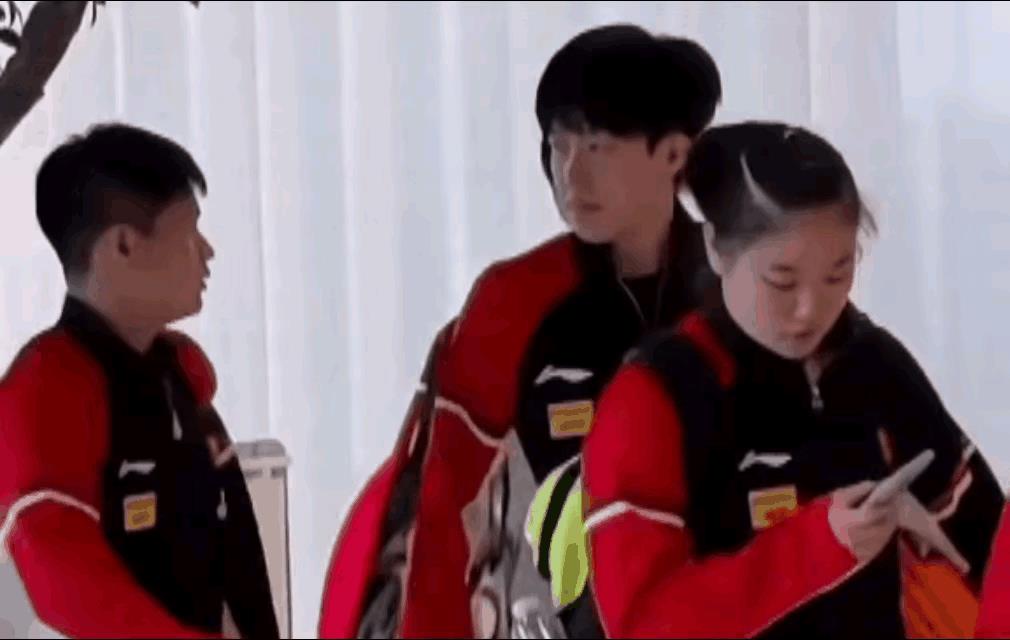 小石头：哥，这次你也要打混双啦？大头：是的，你圆脸姐姐想要奖杯，我得配合呀！
