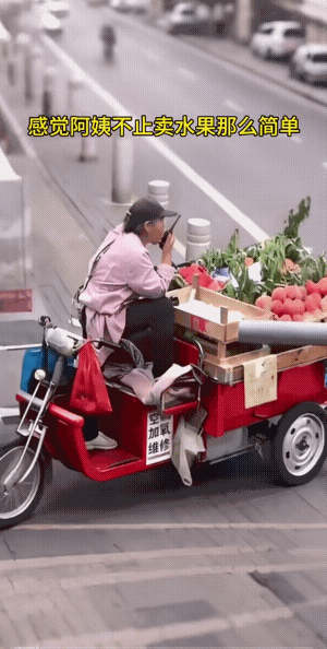 谁看了视频，都会认为这位大嫂不仅仅只是卖水果的。你猜一下，她是给谁放哨的。