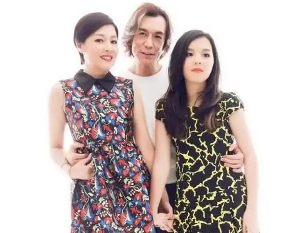 这天，央视著名主持人李咏的老婆哈文发布了一条微博：“李咏在美国接受了17个月的癌