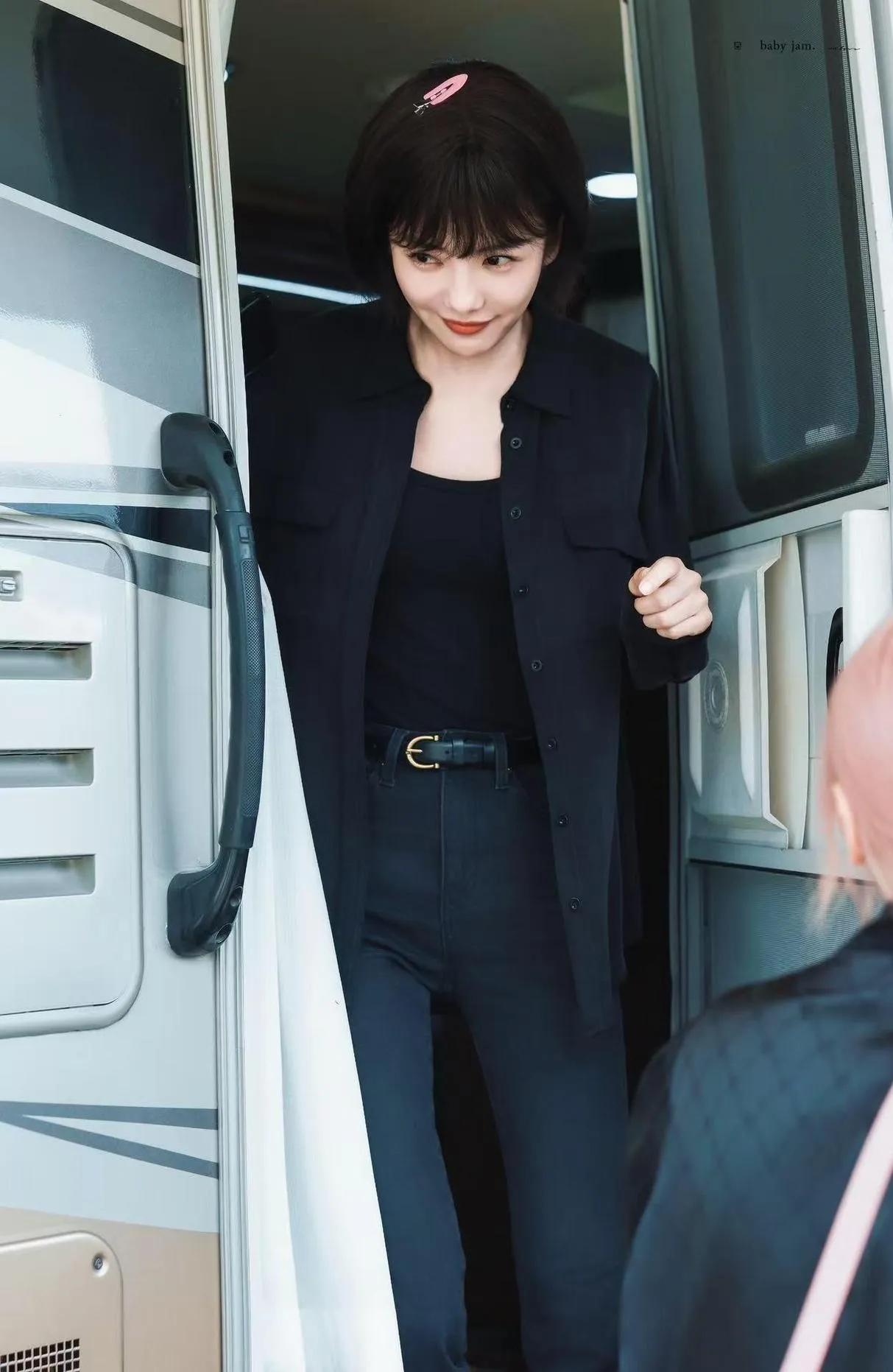 蔡文静这短发，是换了个头吧！姐姐剪短发也太成功了吧！一身AllBlack