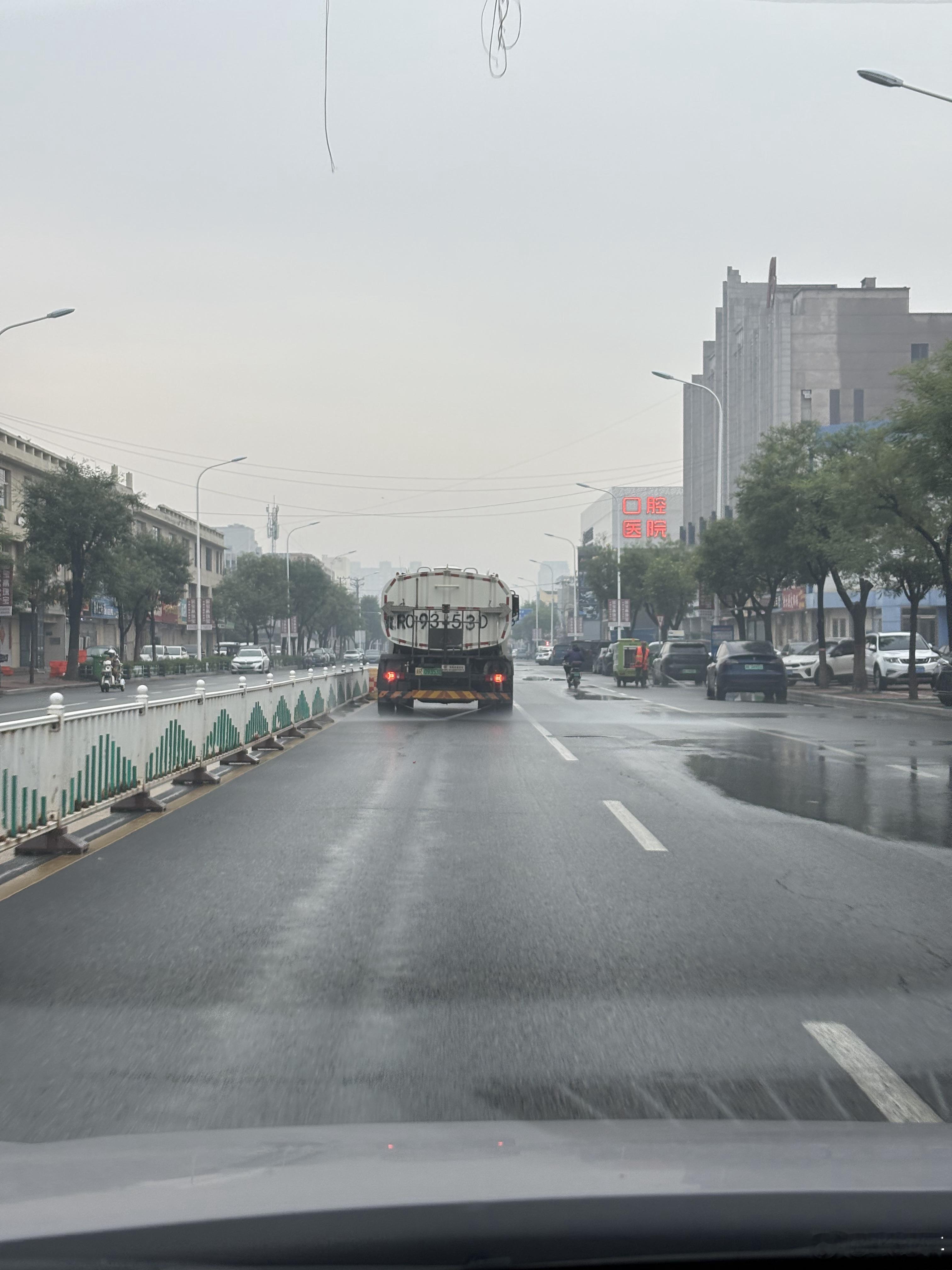 当地真正的特产：洒水车。勤奋，辛苦，风雨无阻，不管是阴天雨天还是积水路面，别的可