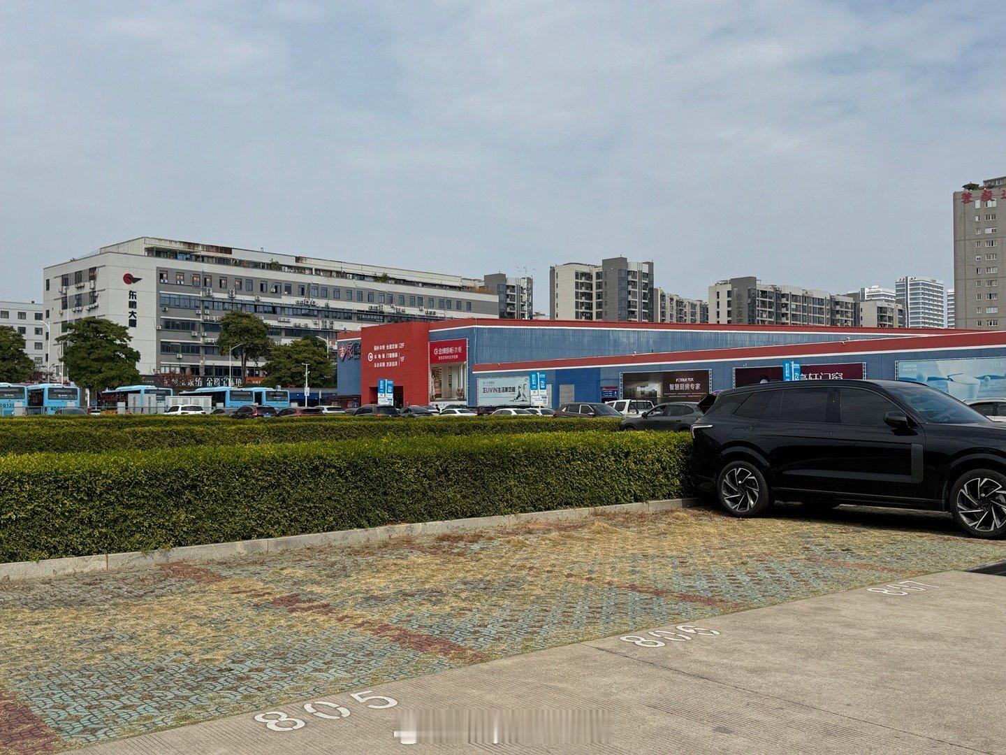 马上过年了，来建材市场搞两桶油漆刷墙，空荡荡的停车场随便一看还有两台L90，厦门