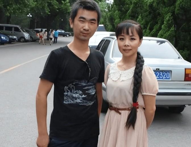 2007年，王二妮出名后，男友李飞对她说“二妮，分手吧，咱俩不是同一世界的人了。