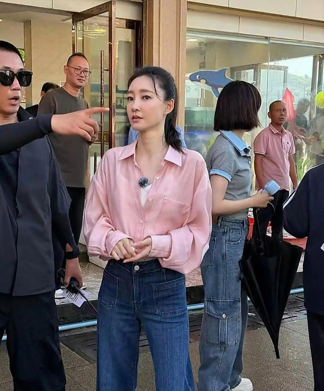 40岁的王丽坤出现在浙江街头，和朋友一同光顾大排档。她身形高挑纤瘦，肌肤白皙，模