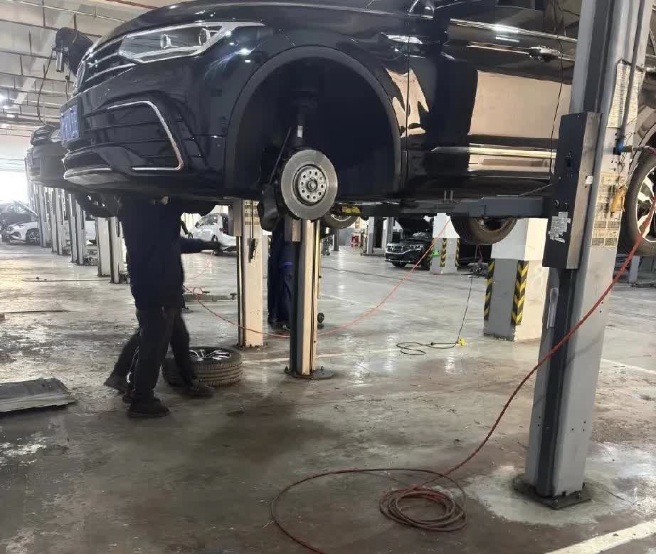我老公每次去4S店保养车，放着有空调有沙发的休息室不待，非跟个监工似的在车间里盯