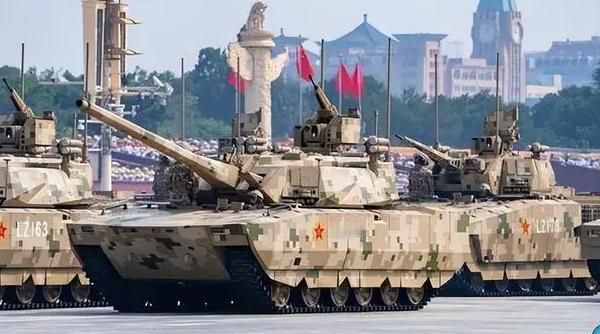 美国心态彻底绷不住了！美媒破天荒给出重磅评价：中国100坦克已经冲到世界第一，而