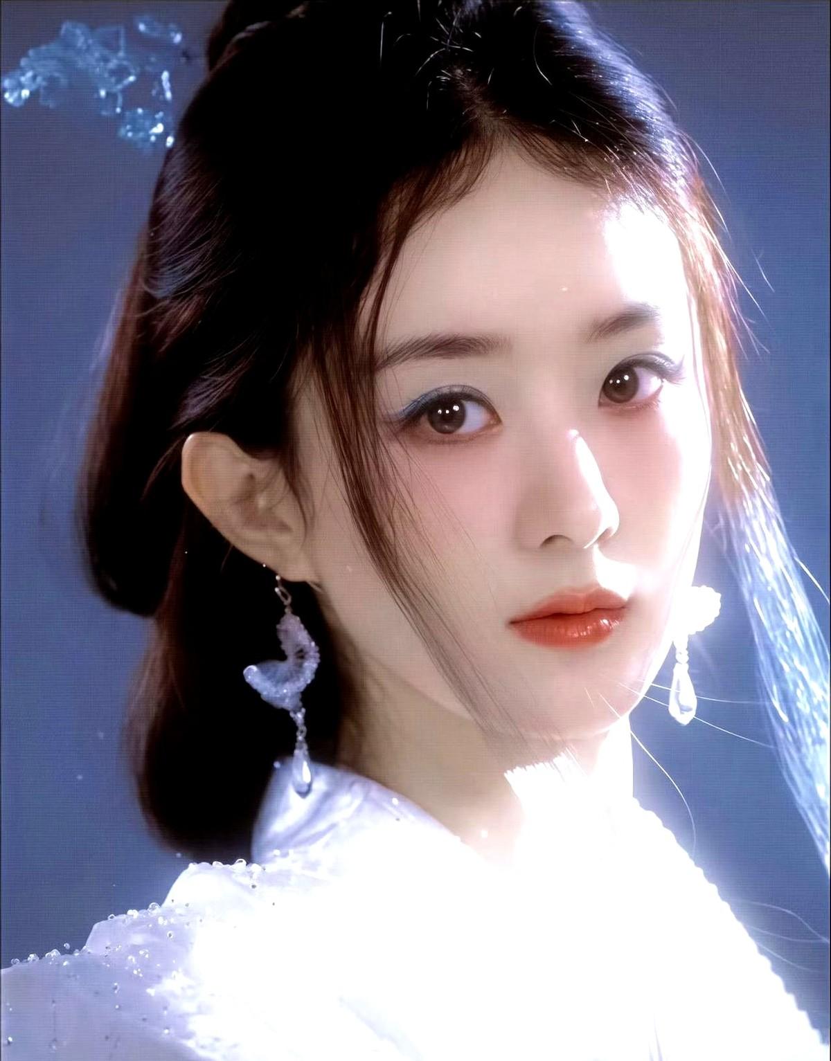 三分钟白衣反派杀疯了！赵丽颖在《逍遥》里一抬眼，弹幕直接刷到卡屏。网友集