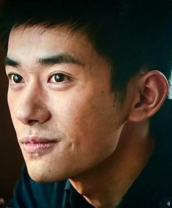 易烊千玺是00年，00小生，明明很年轻，在颜值、气质、皮肤方面……