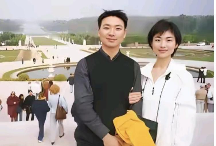 康辉和他媳妇刘雅洁的同框照，看着像亲兄妹似的。两人的脸型都是端端正正的国字脸