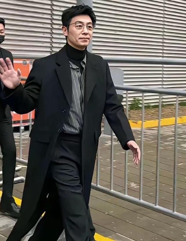朱亚文咋又出来了？已经很久不见他的消息了，当年周迅都为他的颜值惊艳，更是被贴上