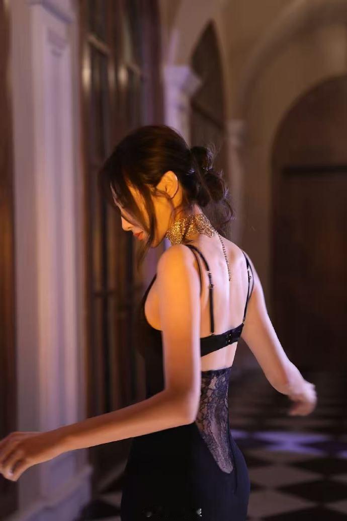 彭小苒裸全背造型谁懂这种心动暴击[笑着哭]！彭小苒名品SC尽显又纯又