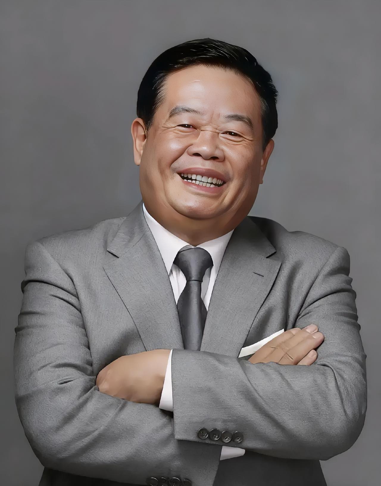 79岁曹德旺辞职了，老爷子终于舍得把龙椅让出来，55岁大儿子曹晖接班。福
