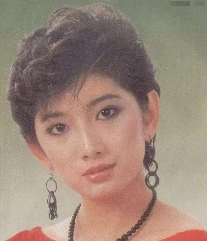 1975年，12岁的刘玉璞正在洗澡，醉醺醺地父亲发疯般地踹开门，冲进浴室里，死死