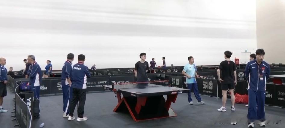 肖指导在洛奥期间不容易啊，练完这个练那个。他不管混双这次却抓单个球员和男双，经常