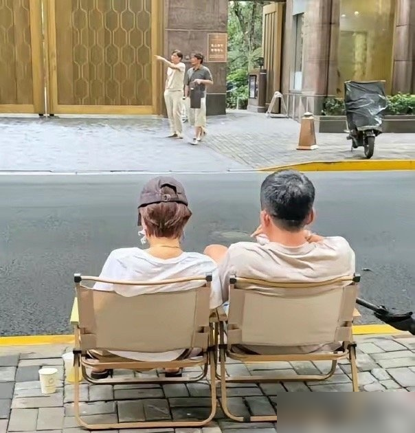 50岁的马伊琍，穿着拖鞋坐马路牙子上，跟一男的挨着啃鸭脖。照片糊得亲妈都认不出，但那股松弛劲儿骗不了