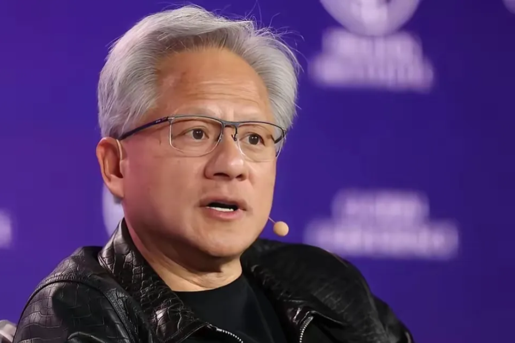 “芯片刚被网信办点名，黄仁勋连夜跳出来喊冤”，这出戏码发生在7月31日到8月1日