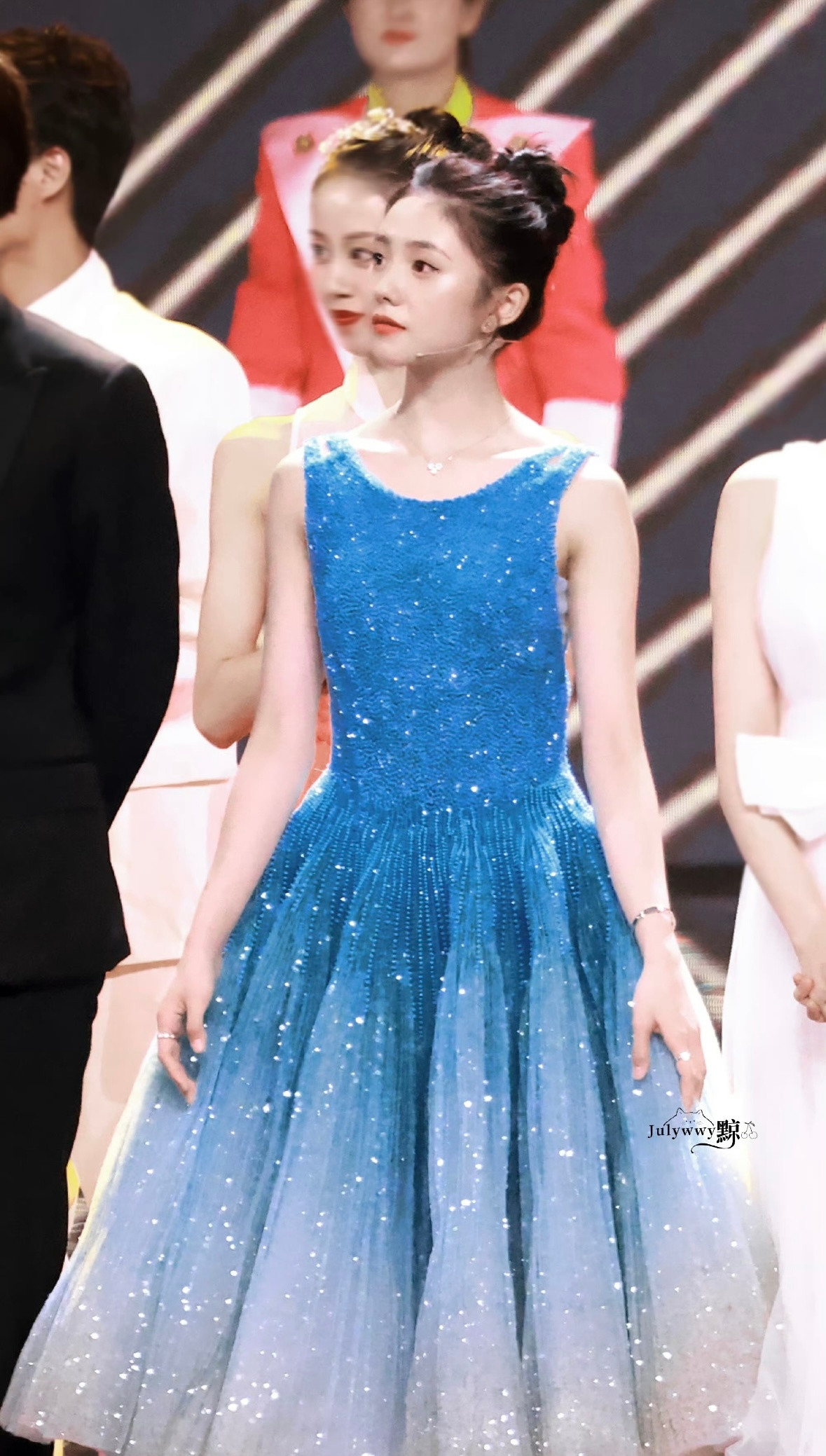 现在出门发现最少见的发型竟然是丸子头这让我想起了小存这颗掌管丸子头的神….