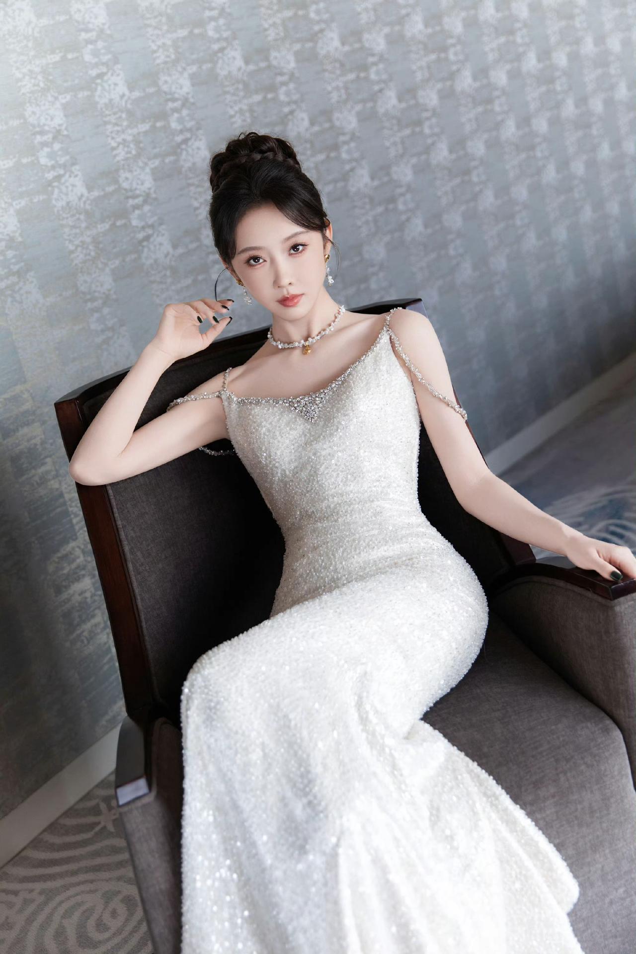 优雅与性感，你会怎么选美女明星穿搭写真