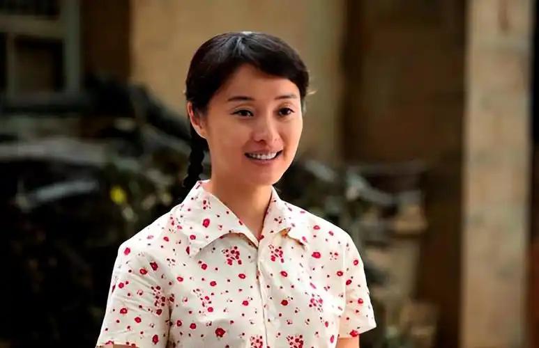 吴越接了《假如生活欺骗了你》这部戏，需要从二十出头演到三十岁。看着镜子，她愣住了