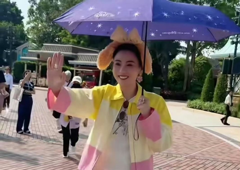 香港迪士尼偶遇张柏芝今天运气绝了！在香港迪士尼居然碰到张柏芝，真人好亲切还跟我们