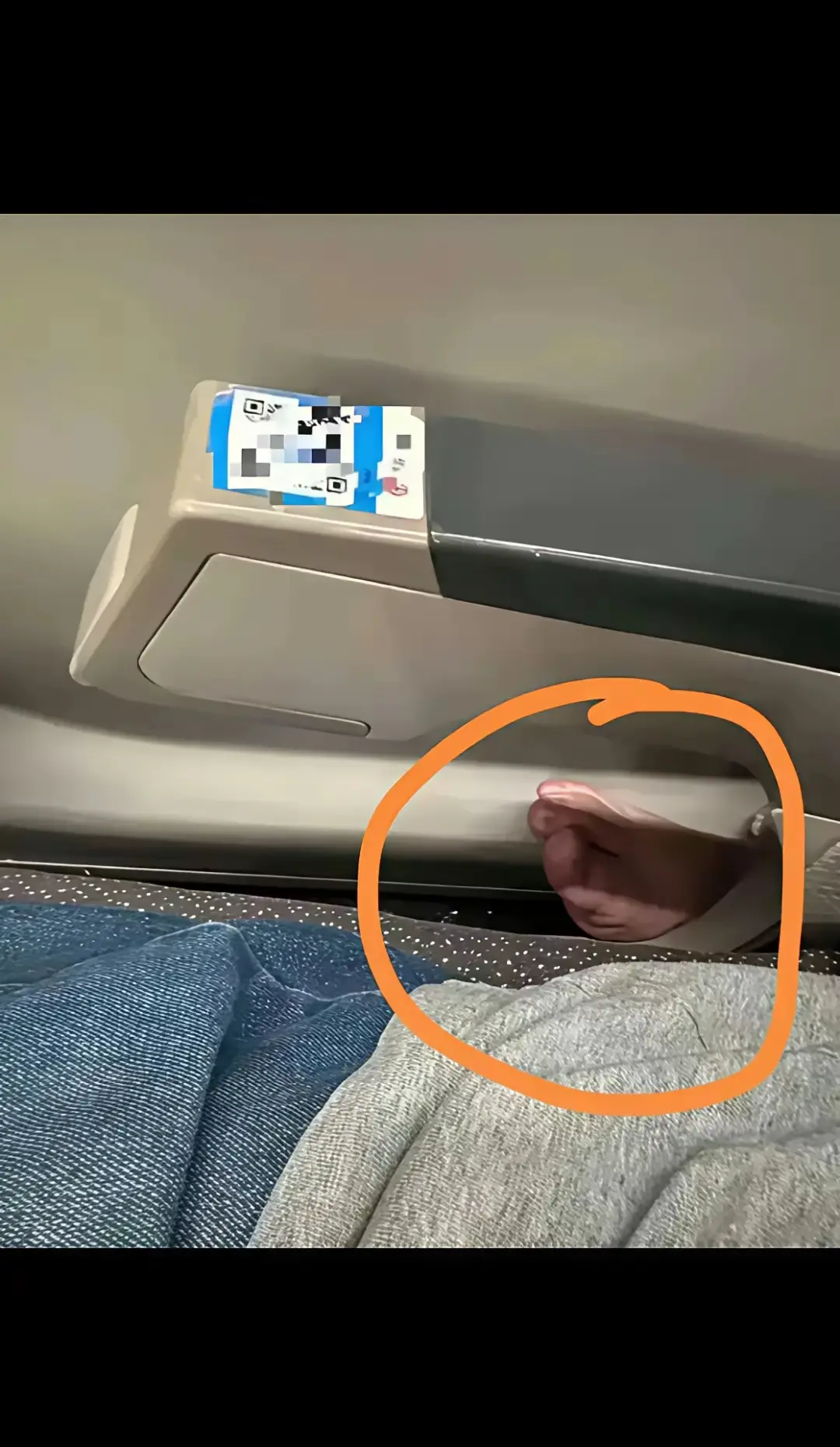 高铁上碰到这种人，又打不过他，怎么办?