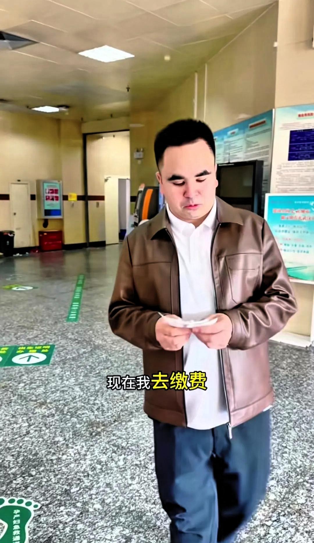 3月11日，五胞胎爸爸又去医院交费了，他的老婆听到总共交了32万多时，眼都瞪大了