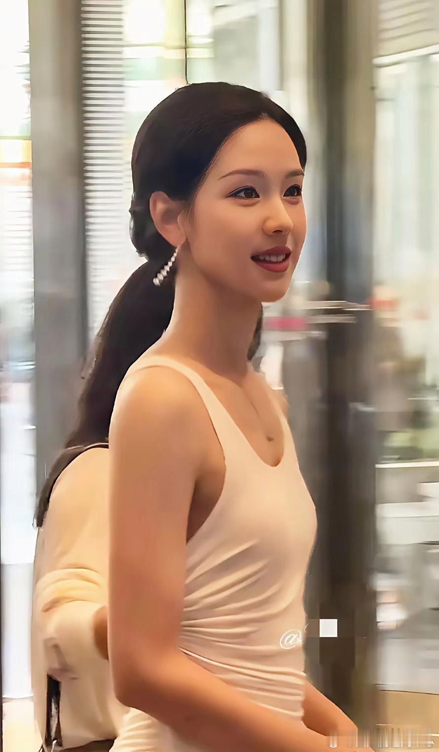 当今内娱颜值天花板！虽然身材有些看不明白，不得不说脸漂亮就行了。​​​
