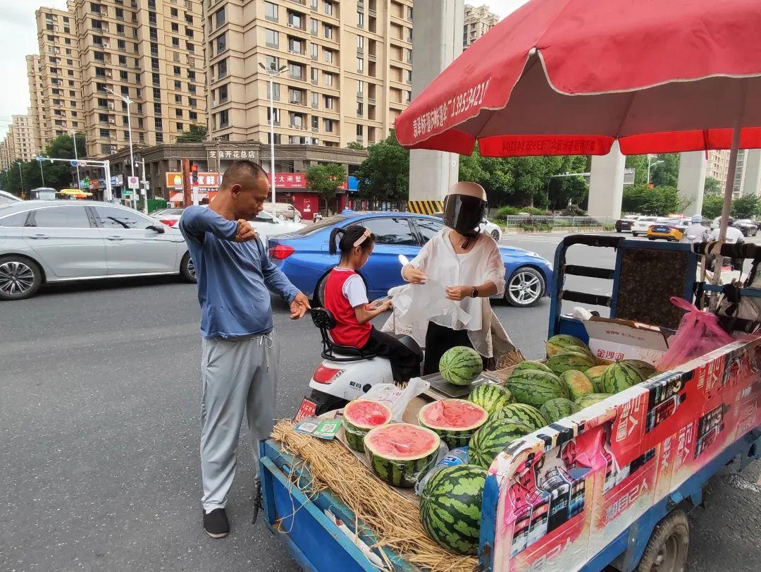 街头一个残疾小伙守着一车西瓜叫卖，路过男子尝了块西瓜后，没有扫码购买，而是转头走