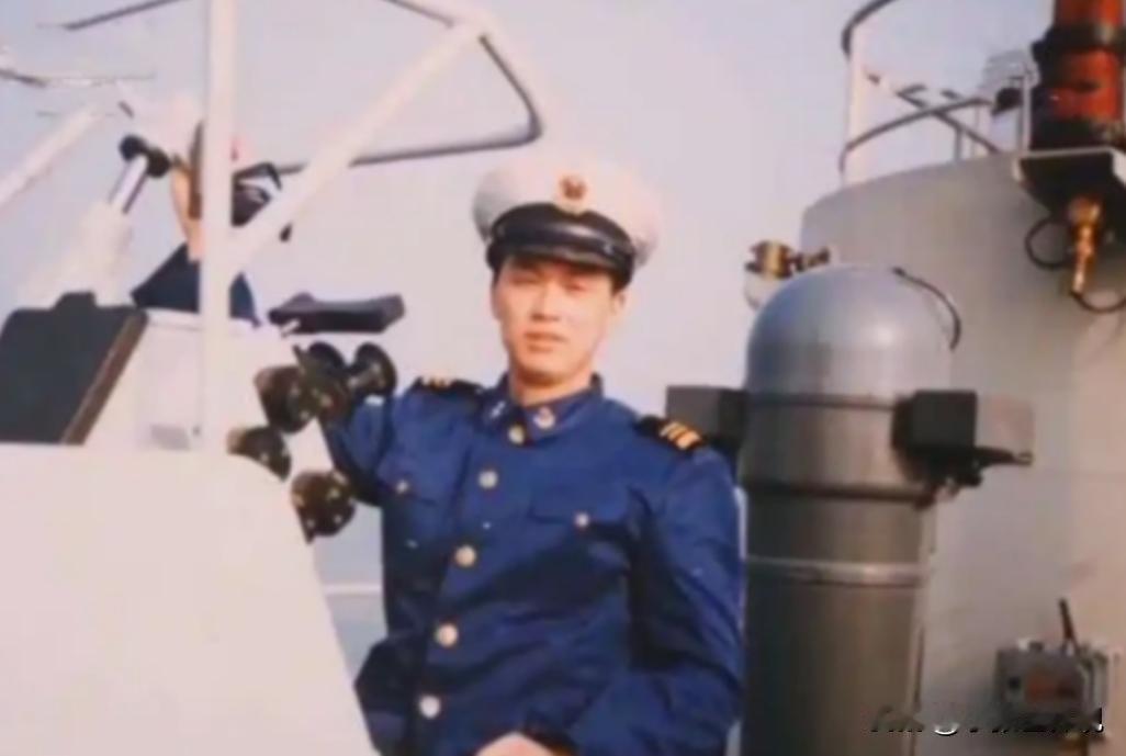 1997年，19岁战士为救人而牺牲，父母几度昏厥，可谁料20年后，战士母亲病逝，